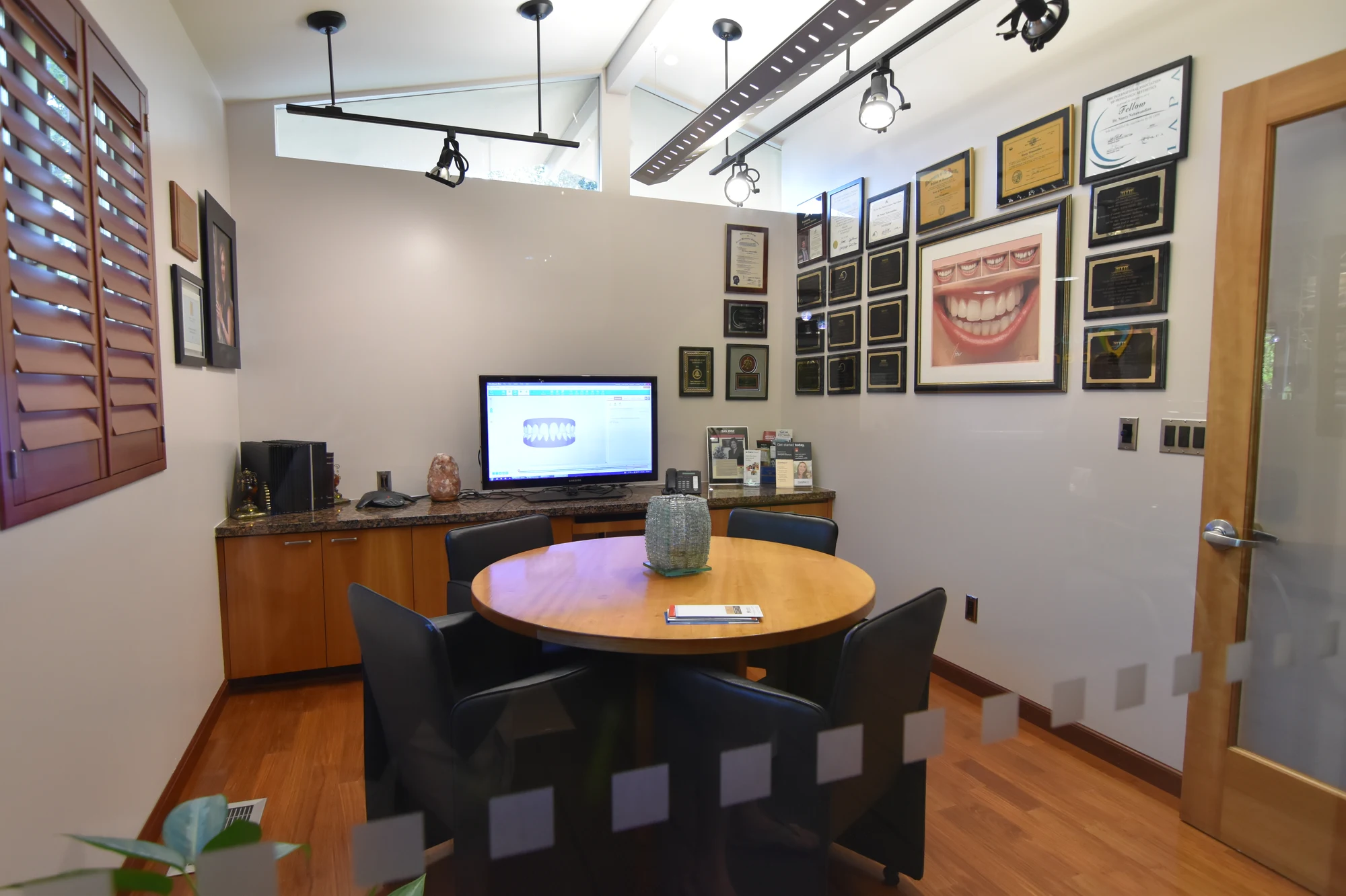 Round table, chairs, and monitor in the Top Down Dental consultation room